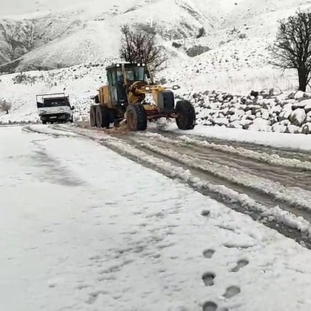 Siirt'te kar nedeniyle yolda mahsur kalan araçlar kurtarıldı