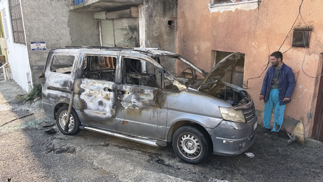 Samsun'da park halinde alev alan hafif ticari araç kullanılamaz hale geldi