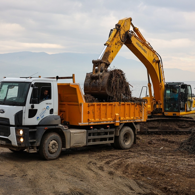 Sapanca Gölü kıyılarında ekosistemi koruyan temizlik