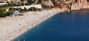 Ara tatilin son gününde, sahilde yazı aratmayan yoğunluk