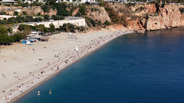 Ara tatilin son gününde, sahilde yazı aratmayan yoğunluk