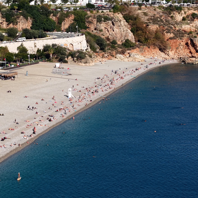 Ara tatilin son gününde, sahilde yazı aratmayan yoğunluk