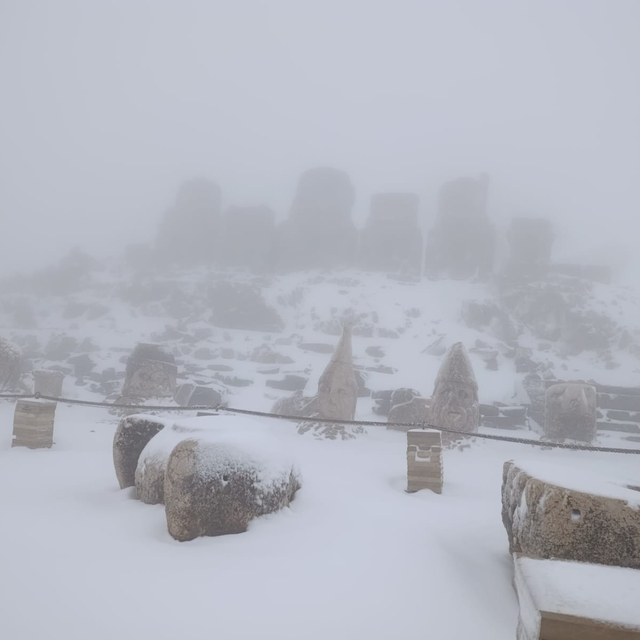 Nemrut Dağı'nda heykeller beyaz örtüyle kaplandı