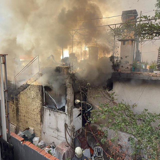 Çifti alevlerin arasından çıkardılar