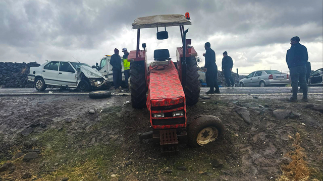 Şanlıurfa'da otomobille traktörün çarpıştığı kazada 5 kişi yaralandı