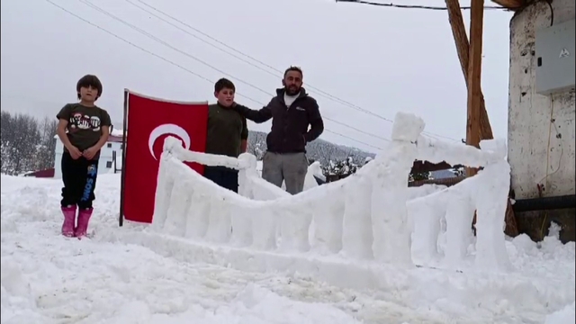 Şehitleri anmak amacıyla kardan '15 Temmuz Şehitler Köprüsü' yaptılar, görenleri ise duygulandırdılar