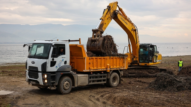 Sapanca Gölü kıyılarında ekosistemi koruyan temizlik