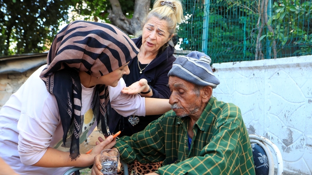 Evde çıkan yangında yaşlı çiftin yardımına komşuları koştu
Evde dün yapılan ilaçlamanın ardından temizlik yapan kadın kanepenin altını çatmakla kontrol etmek isteyince yangın çıktı