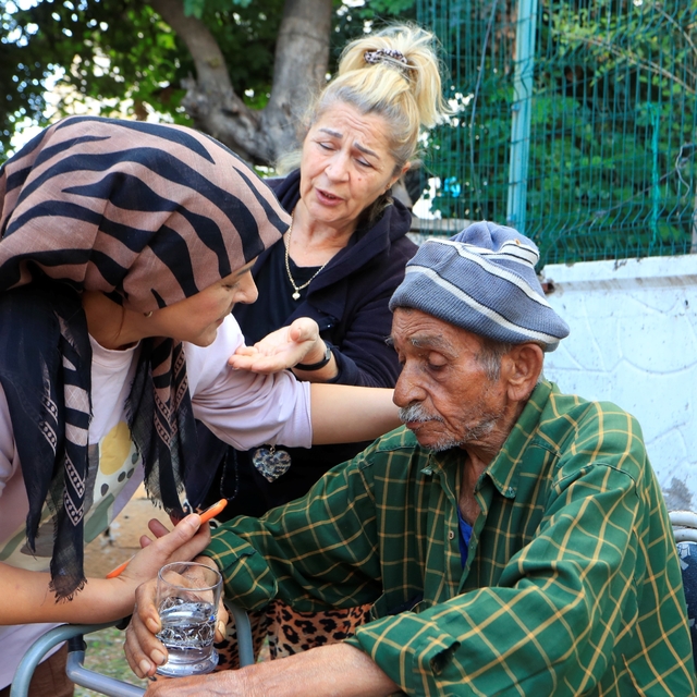 Evde çıkan yangında yaşlı çiftin yardımına komşuları koştu
Evde dün yapılan...