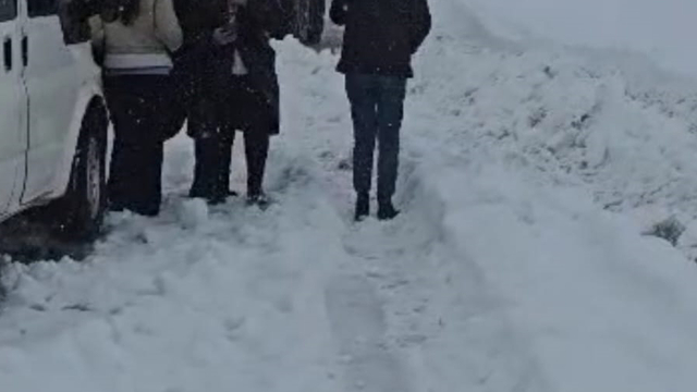 Hakkari'de kar ve tipiye yakalanan 2 minibüsteki 20 kişi kurtarıldı