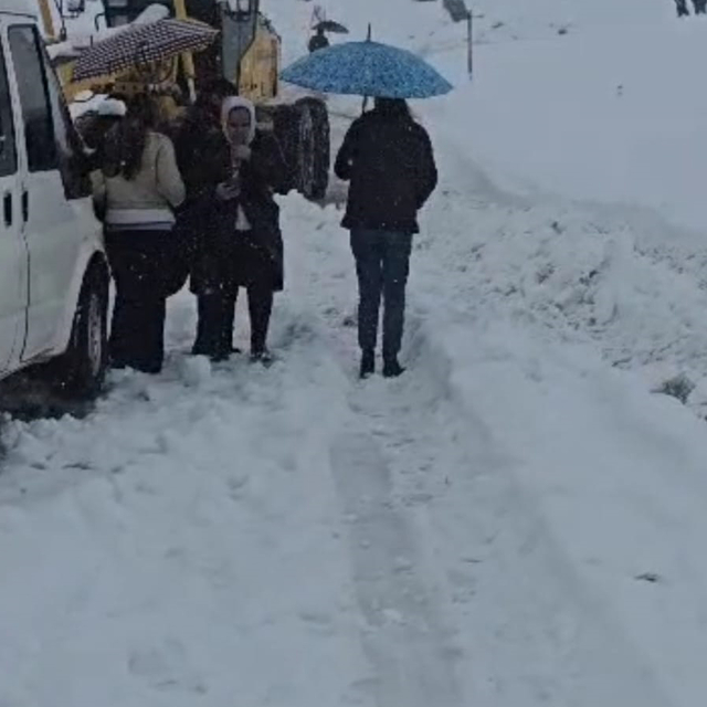 Hakkari'de kar ve tipiye yakalanan 2 minibüsteki 20 kişi kurtarıldı