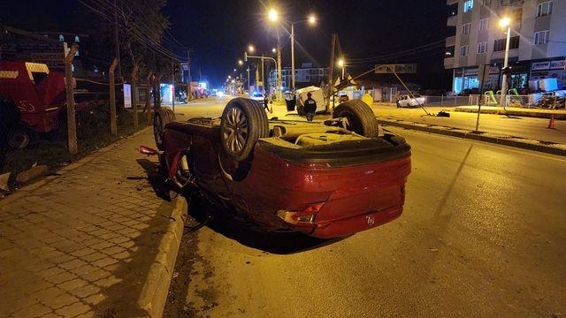 Hızlı otomobil, ortalığı savaş alanına çevirdi
Yaşanan korkunç kaza güvenlik kamerasına yansıdı