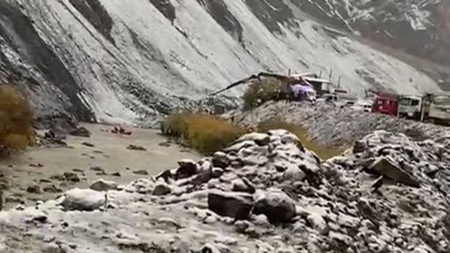 Kayadan kaçan araç Zap Suyu'na düştü: 4 madenci kurtarıldı