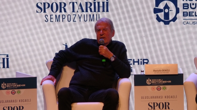 Mustafa Denizli'den taraftarlara uyarı
"Bizdeki taraftar sevgisi bazen kulüpleri amatör kümelere kadar düşürebilecek kadar yoğun yaşanıyor"
"Taraftar, takım ve yönetim ilişkilerinde görünmez çizgiler vardır. Bu çizgiler aşıldığında başarı bağları kopar, dengeler bozulur"