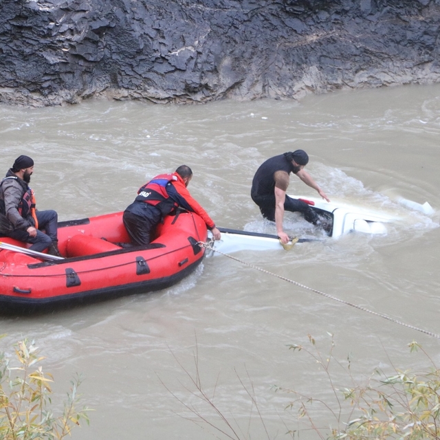 Zap Suyu'na yuvarlanan kamyonetteki 4 kişi, botlarla kurtarıldı