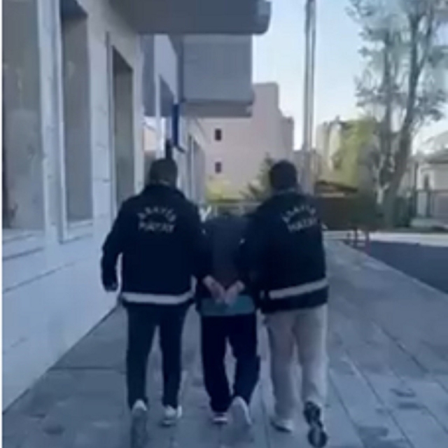 Dolandırıcılık suçundan 59 yıl 9 ay 21 gün kesinleşmiş hapis cezası bulunan...