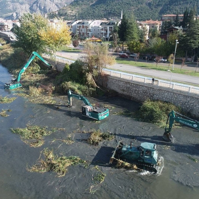 Yeşilırmak Nehri'nde 6 iş makinesiyle temizlik çalışması