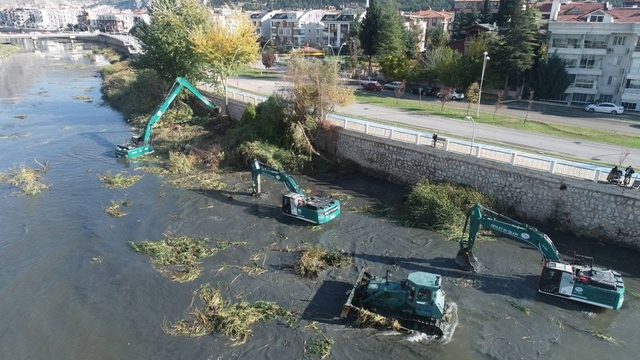 Yeşilırmak Nehri'nde 6 iş makinesiyle temizlik çalışması