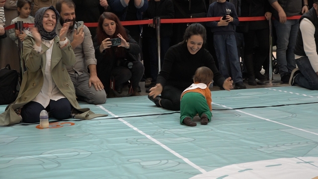 Rize'de emekleme yarışında bebeklerden çok aileler yarıştı