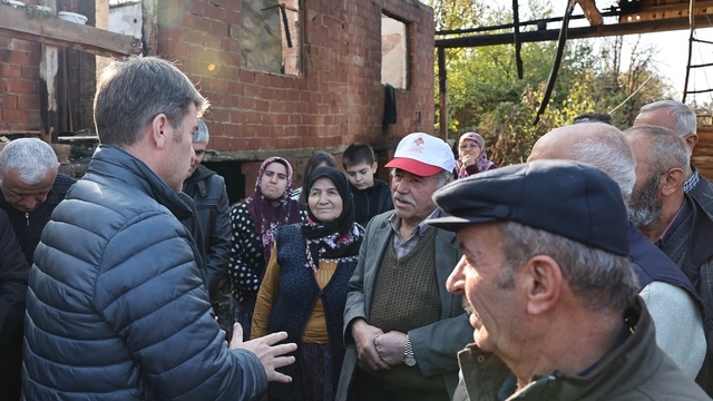 Vali Bakan açıkladı: Yaşlı çiftin yanan evleri el birliğiyle yeniden inşa edilecek