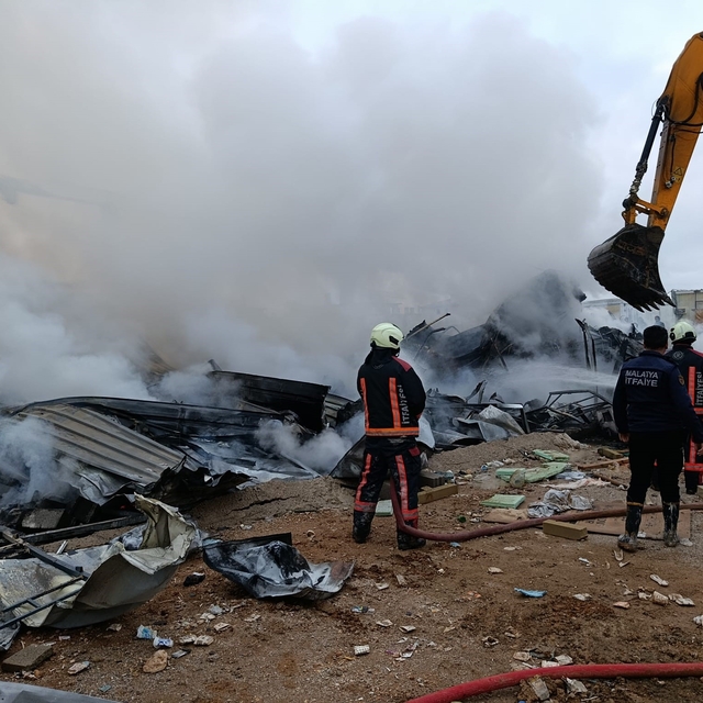 Malatya'da inşaat işçilerinin kaldığı şantiyede yangın