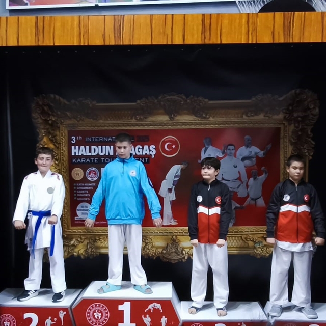 Alaşehirli karateciler Denizli'den madalyalarla döndü