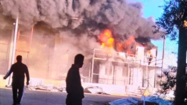 Antalya'da bahçe mobilyaları deposu alev alev yandı