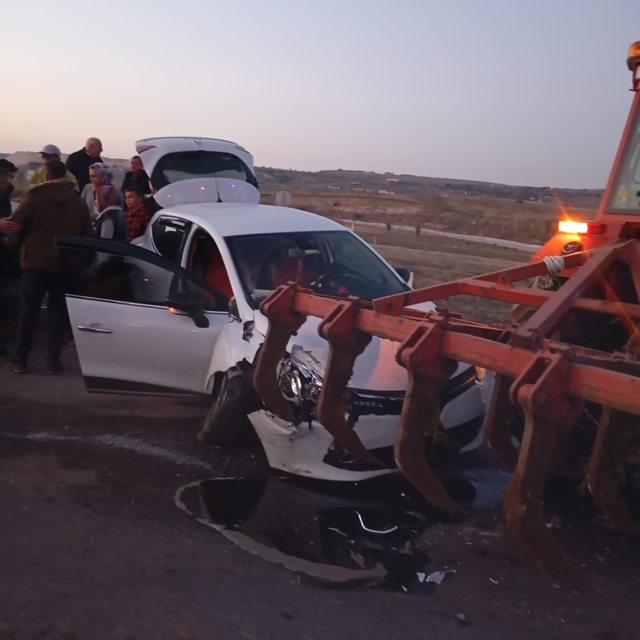 Kırklareli'de traktör ile otomobil çarpıştı: 2 yaralı