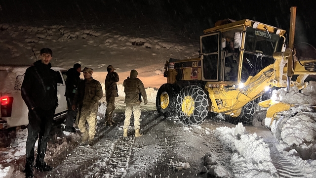 Kar ve tipi nedeniyle mahsur kalan 7 araç ve içindeki 30 kişi kurtarıldı