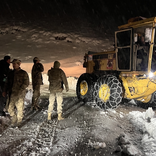 Kar ve tipi nedeniyle mahsur kalan 7 araç ve içindeki 30 kişi kurtarıldı