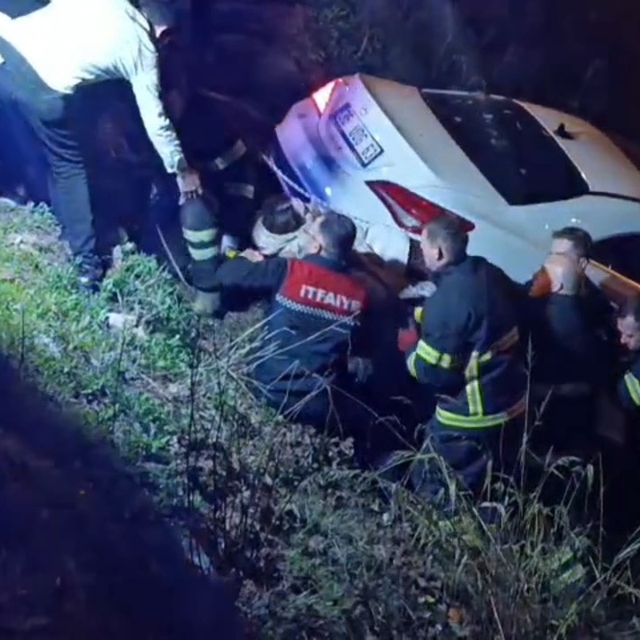 Şarampole uçan otomobilden çıkmak istemedi, ekiplere zor anlar yaşattı
Çana...
