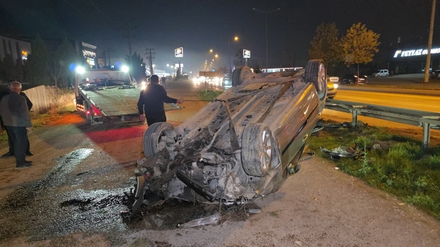 Bursa'da takla atan otomobildeki 2 kişi yaralandı