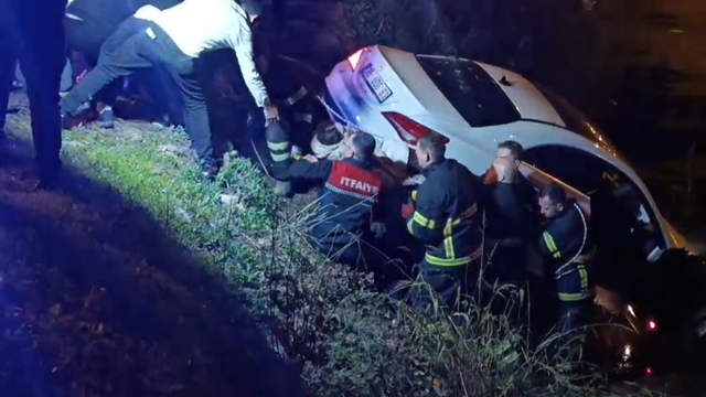 Şarampole uçan otomobilden çıkmak istemedi, ekiplere zor anlar yaşattı
Çanakkale'de otomobil şarampole uçtu, 2 kişi yaralandı