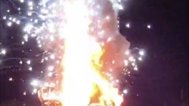 Hilvan'da alev alan otomobil bomba gibi patladı