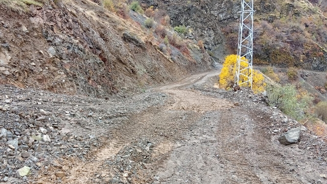 Siirt'te heyelandan kapanan köy yolu ulaşıma açıldı