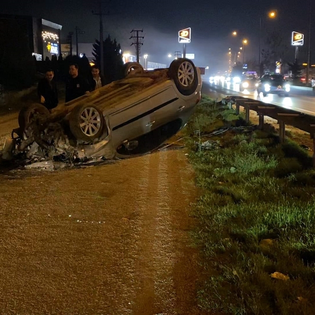 Kontrolden çıkan otomobil, ters döndü: 2 yaralı