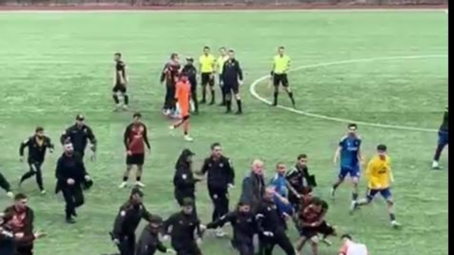 Artvin'de amatör maçta çıkan kavga kamerada
