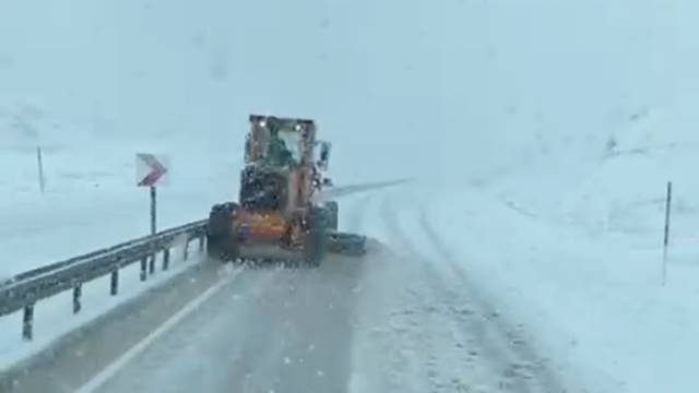 Karayolları ekipleri, dört koldan karla mücadele çalışması yaptı