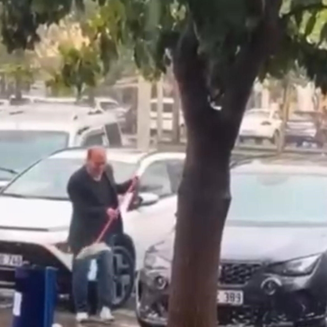 Sağanak yağmur altında arabasını yıkadı