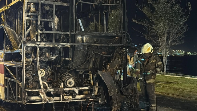 İzmir'de seyir halindeki belediye otobüsü yandı