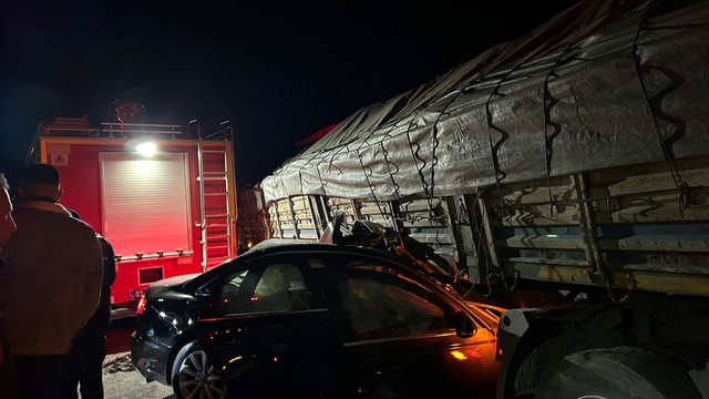 Afyonkarahisar'da tır ile otomobilin çarpıştığı kazada 2 kişi öldü, 2 kişi yaralandı