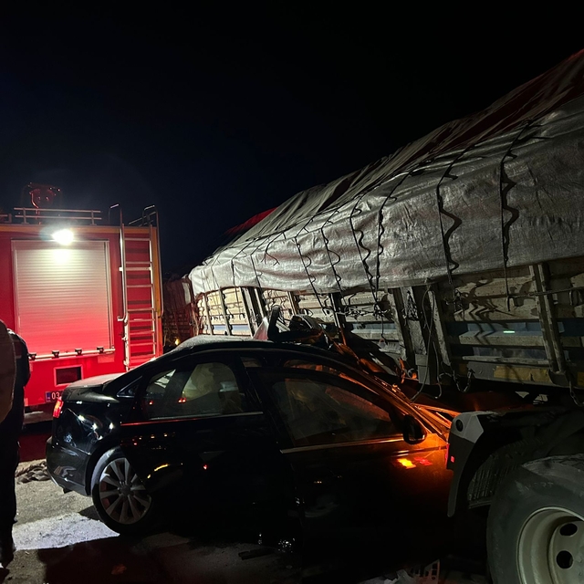 Afyonkarahisar'da tır ile otomobilin çarpıştığı kazada 2 kişi öldü, 2 kişi...