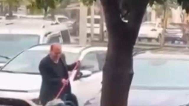 Sağanak yağmur altında arabasını yıkadı