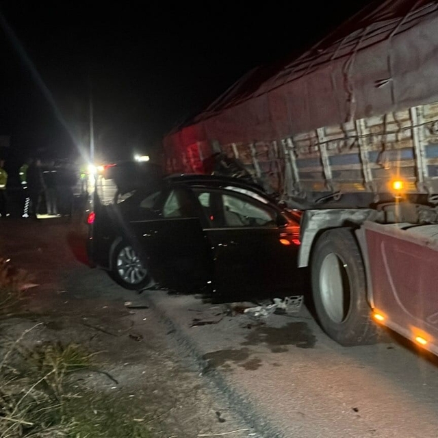 Otomobil tırla çarpıştı: 2 ölü, 2 yaralı