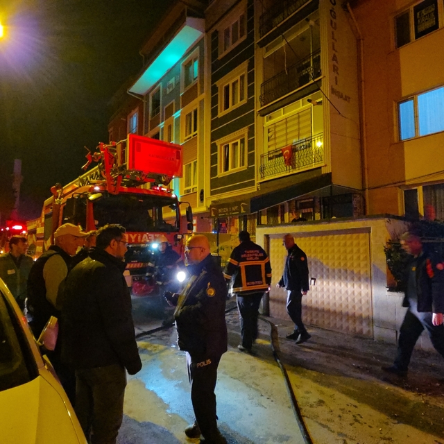 Kütahya'da 5 katlı binanın teras katında çıkan yangın paniğe neden oldu
