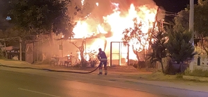 Hobi bahçesindeki baraka alev alev yandı