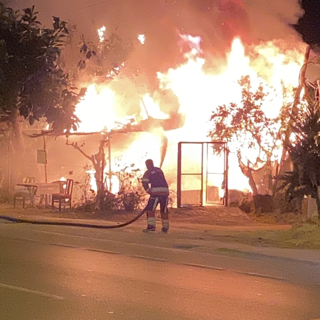 Hobi bahçesindeki baraka alev alev yandı