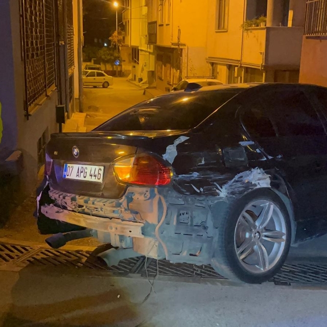 Polisin 'dur' ihtarına uymayan sürücü, kaza yaptıktan sonra aracını bırakıp...