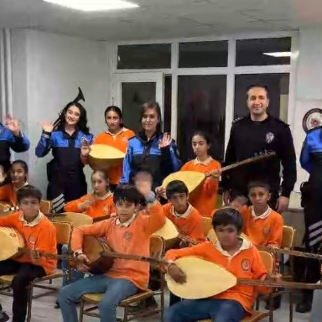 Erzincan'da öğrencilere bağlama desteği