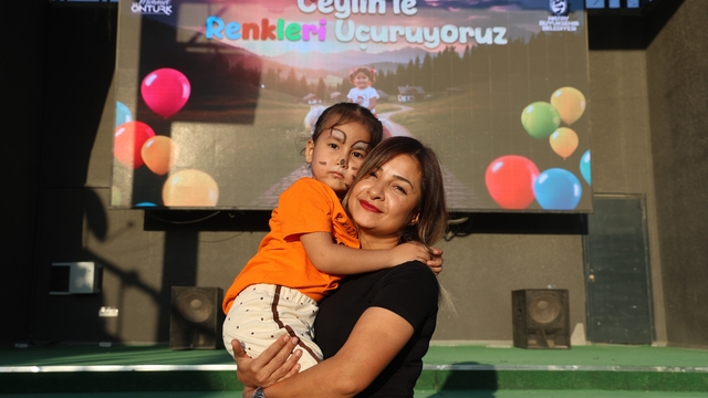 Kansere karşı savaşını kazanan Ceylin'in zaferi gökyüzüne bırakılan balonlarla kutlandı